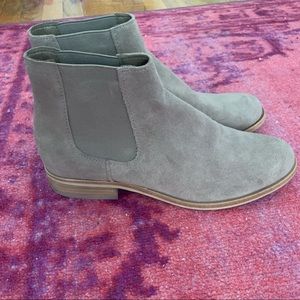 Dolce Vita taupe V-Vania bootie